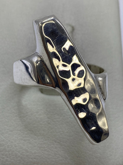 Anillo de plata geométrico volumétrico en talla 10, con acabado espejo y cepillado