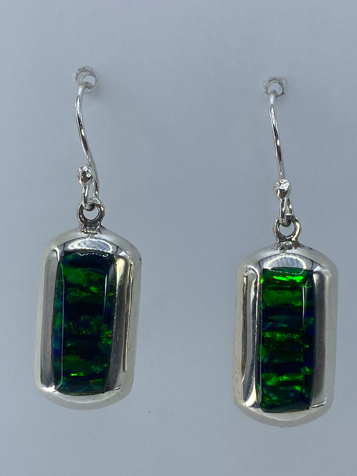 Par de aretes de plata 925 con ópalo de fuego verde engastado, largos 3.1 cm