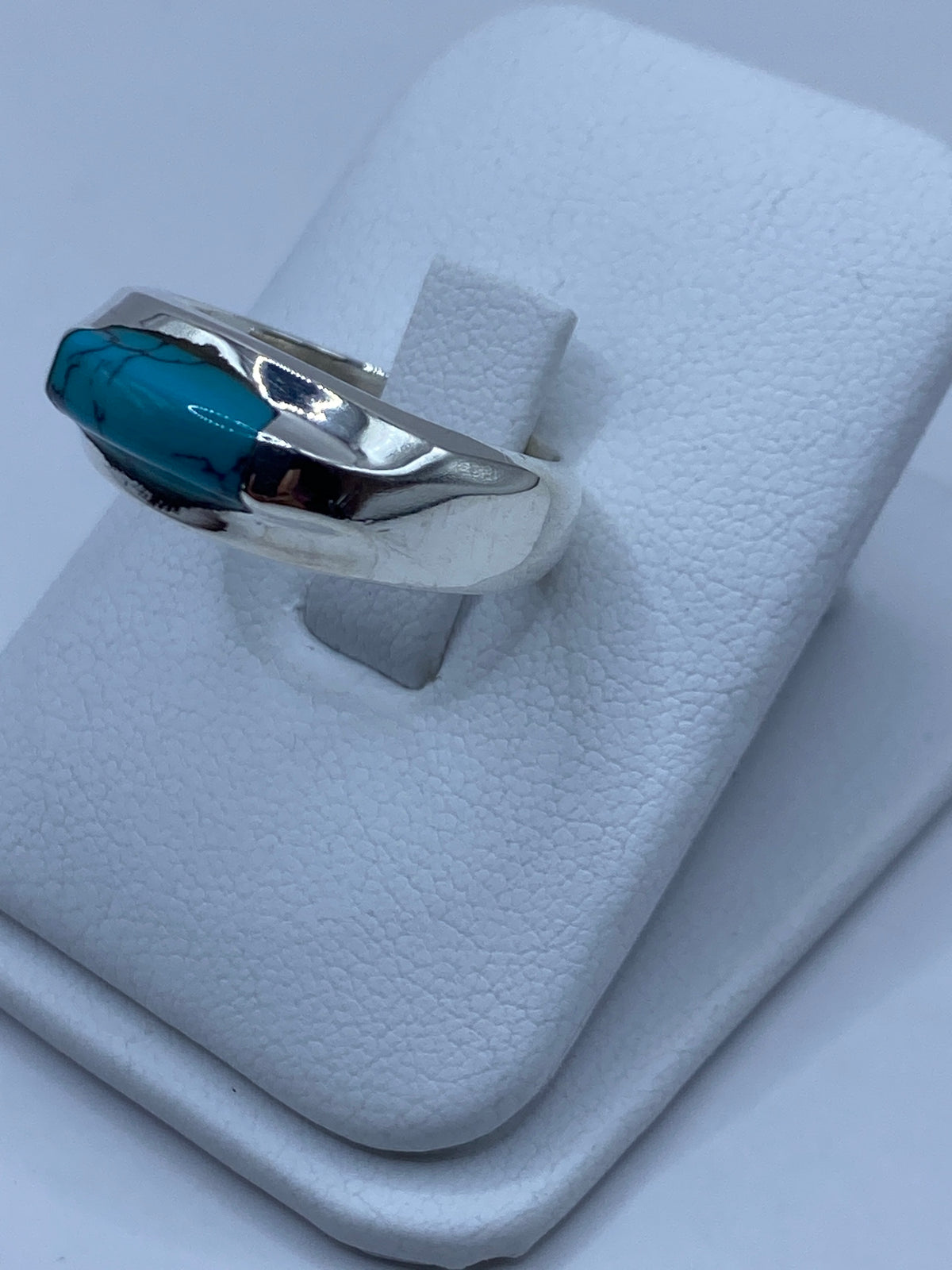 Vista frontal del anillo de plata con turquesa engastada a mano