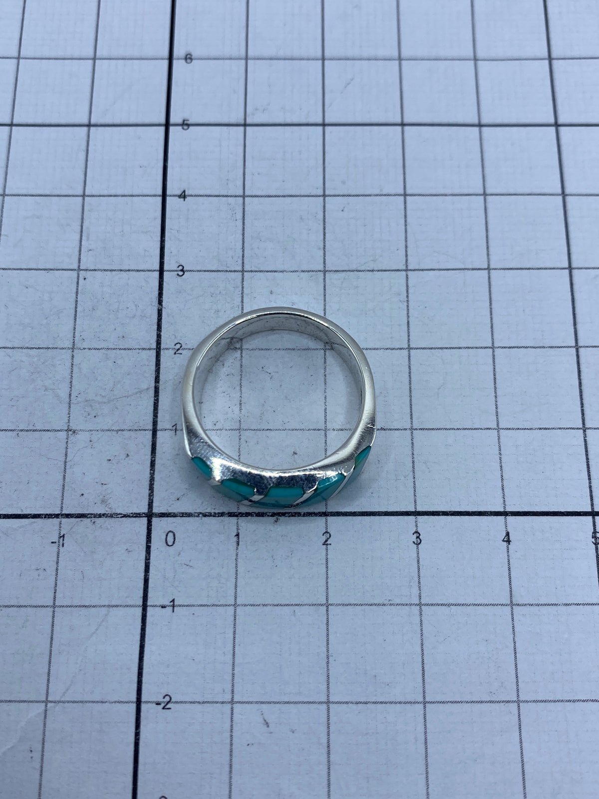 Anillo sobre fondo blanco mostrando el Quinto 925