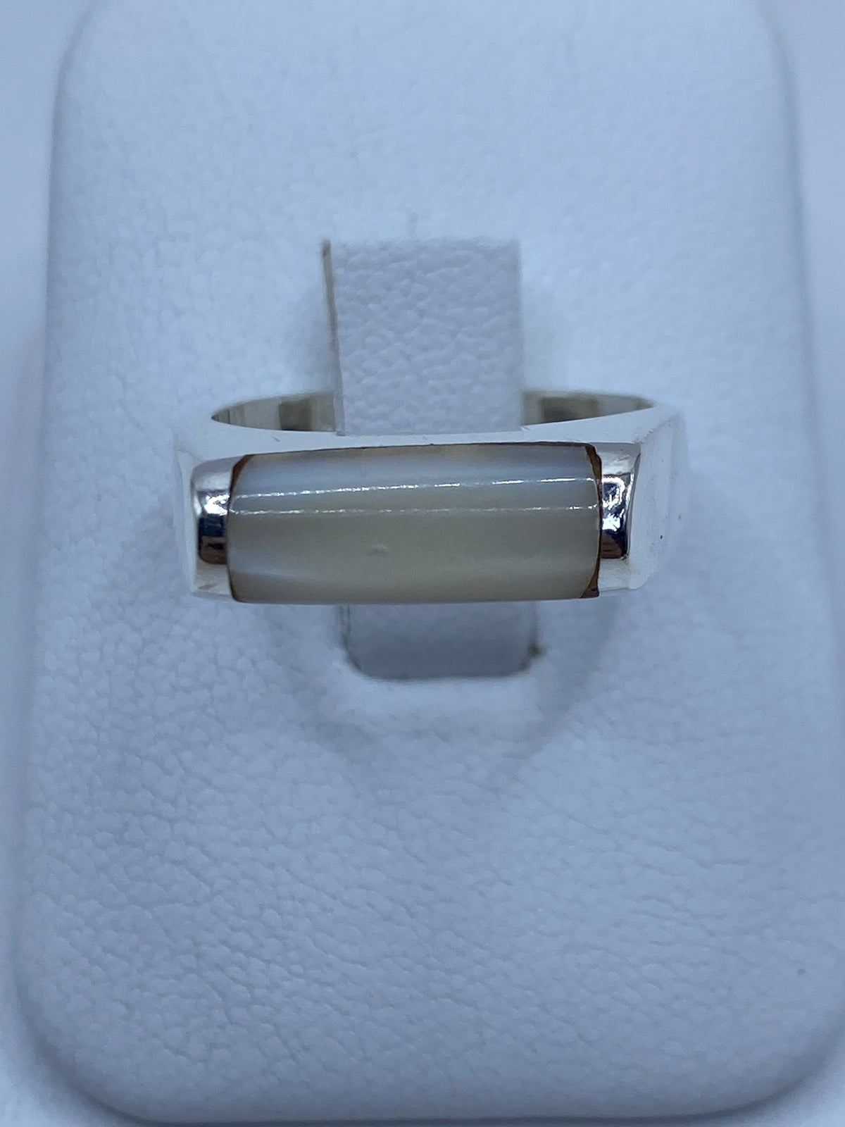Anillo de plata 925 con perla blanca engastada, visto de frente sobre fondo blanco