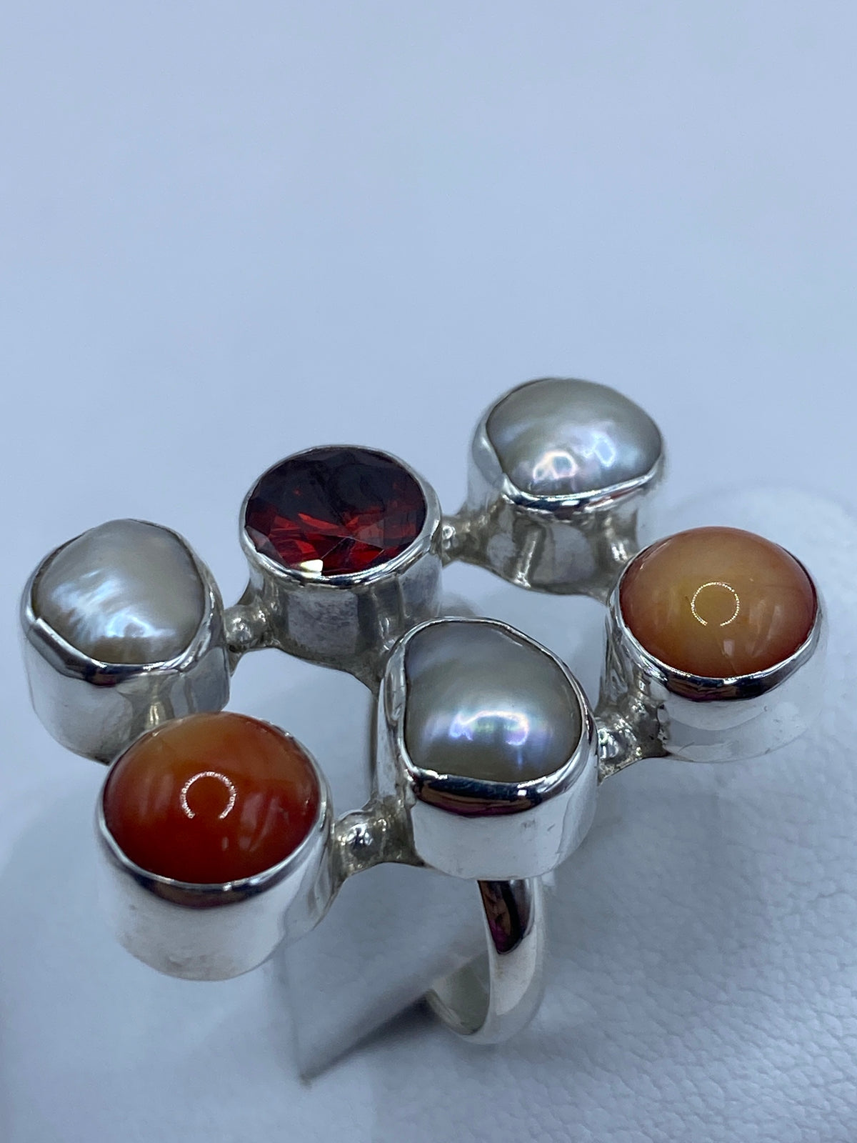 Anillo puesto en el dedo mostrando las seis esferas de luz