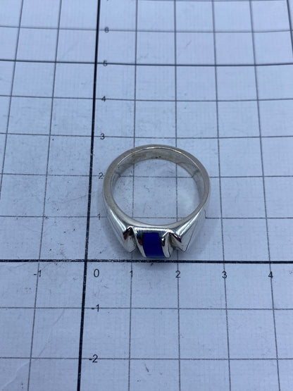 Anillo sobre fondo gris mostrando el Quinto 925 en el interior