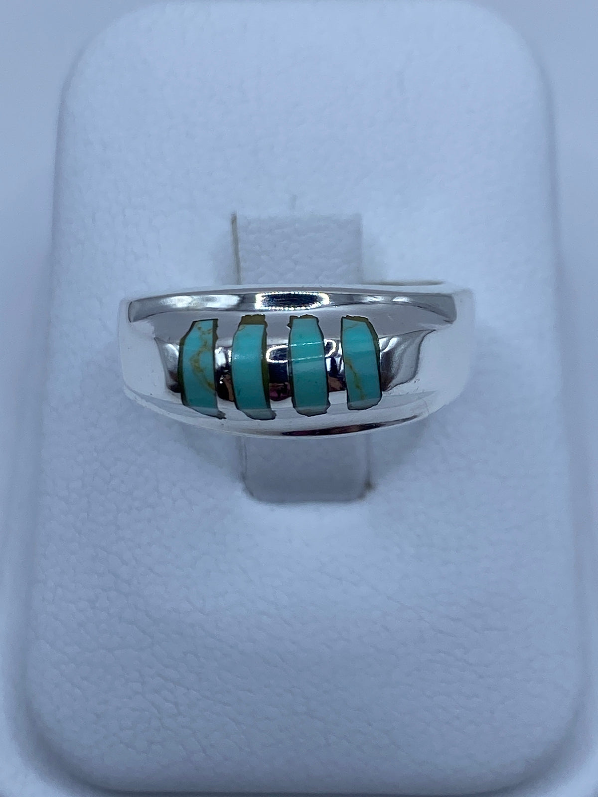Anillo de plata con turquesa azul cielo engastada en bandas alternas, vista frontal