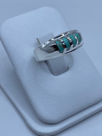 Anillo de plata y turquesa desde el lado, mostrando el perfil y el engaste
