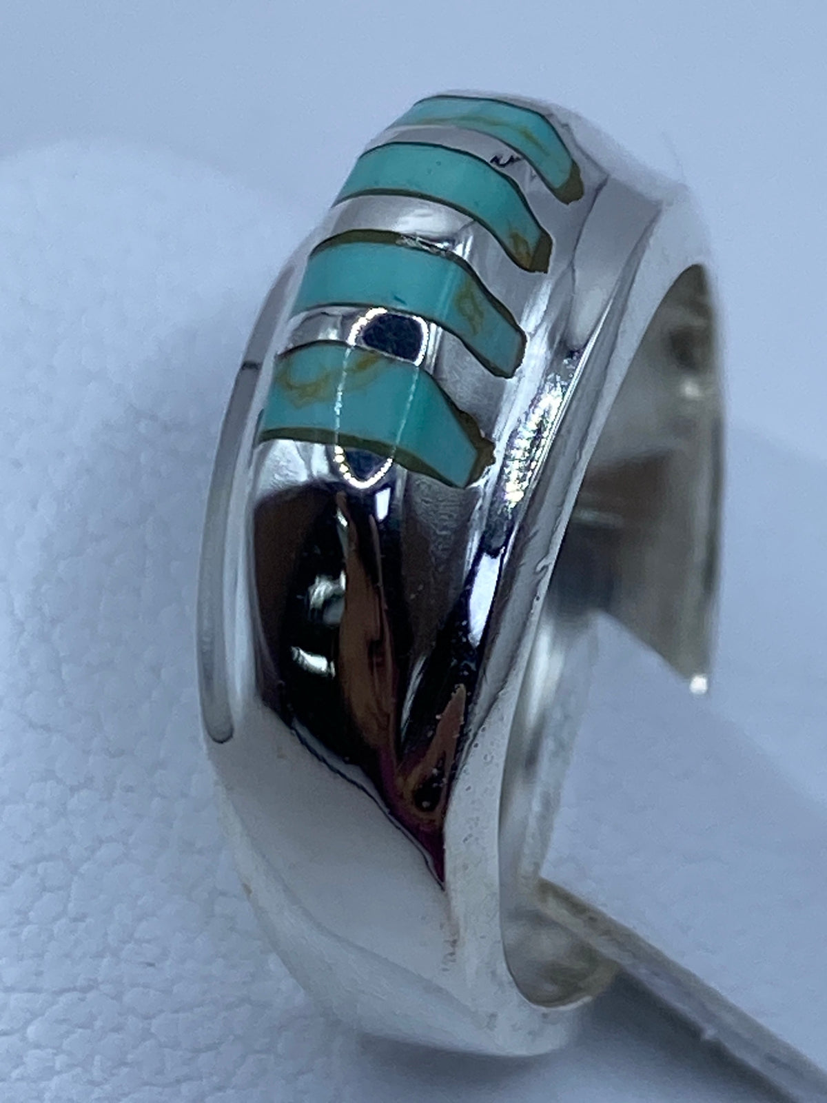 Detalle del engaste de turquesa azul cielo entre bandas de plata 925