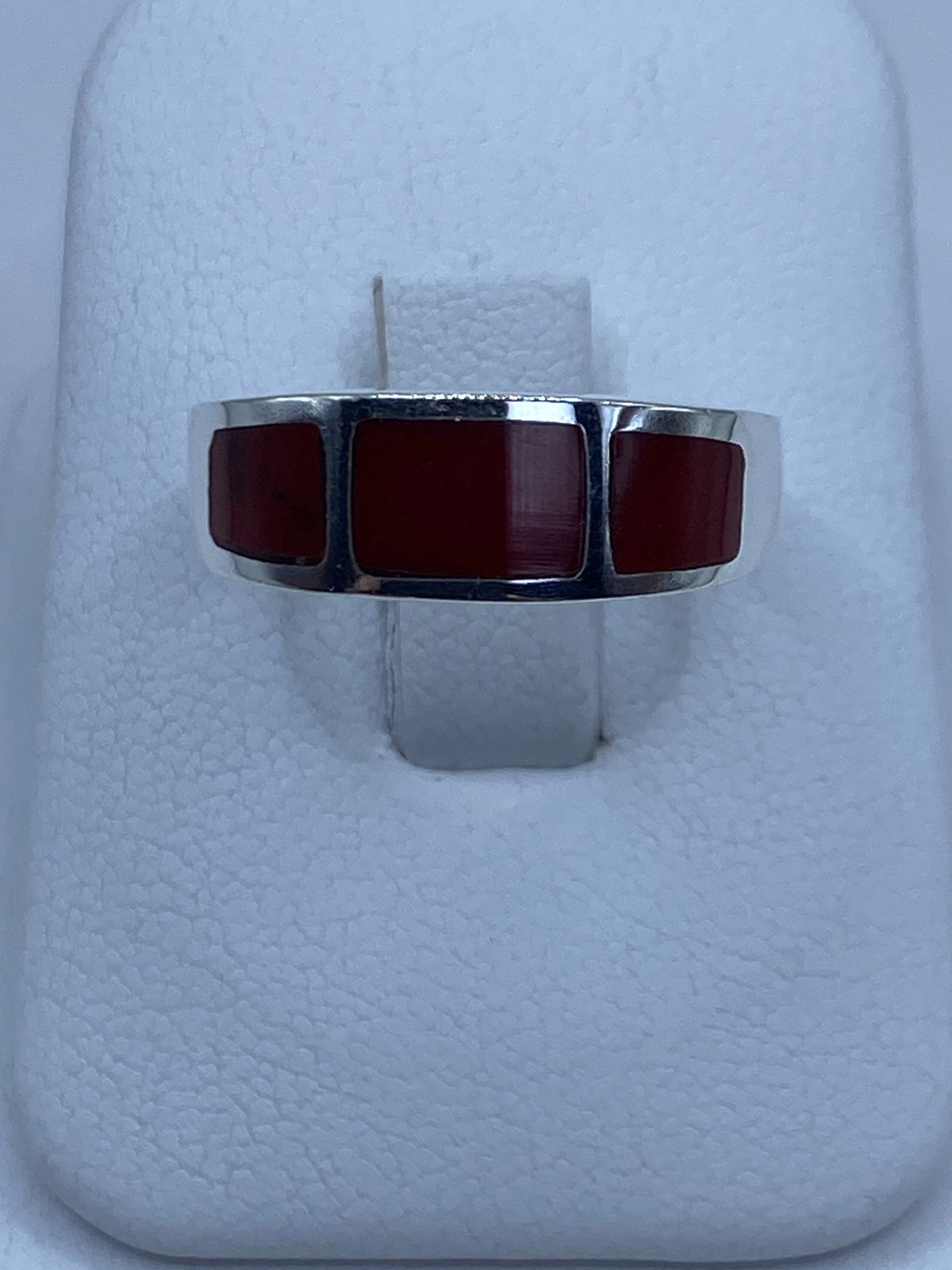 Anillo de plata 925 con coral rojo engastado en tres rectángulos pulidos