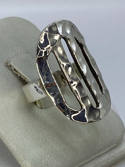Detalle lateral del anillo mostrando la profundidad del calado y el Quinto 925