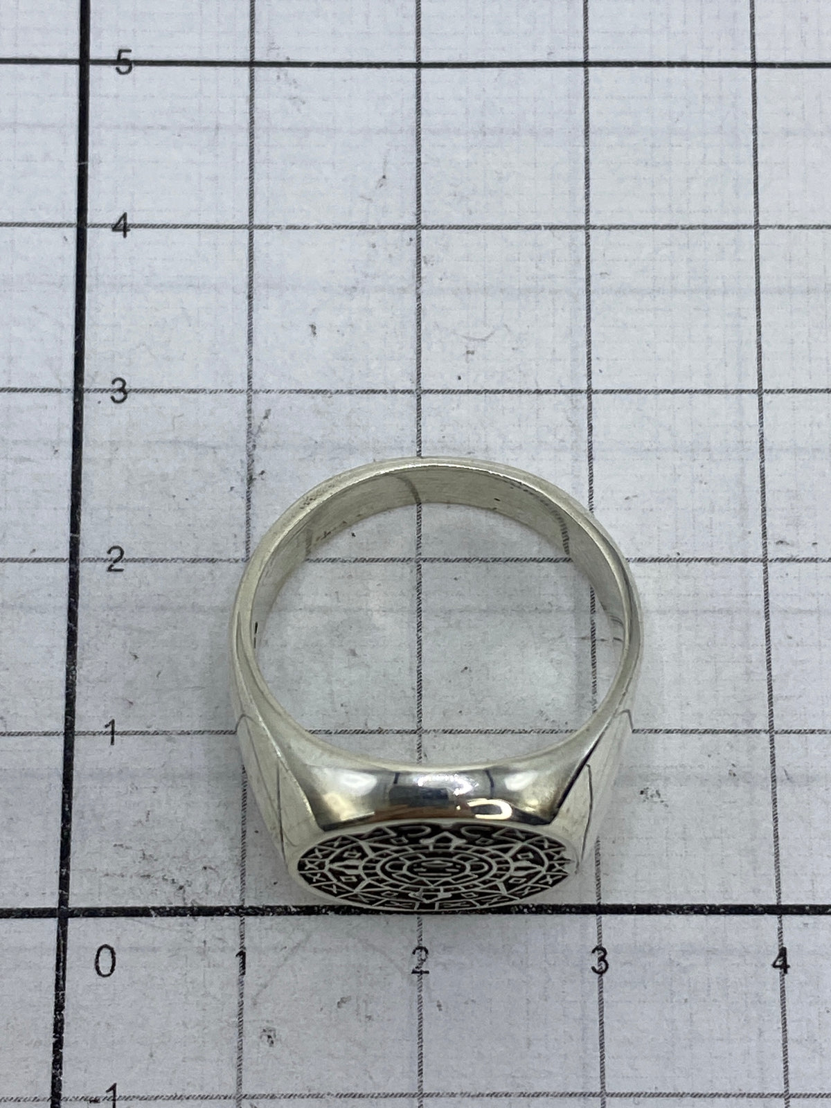 Anillo sobre fondo blanco mostrando el Quinto 925 y el acabado pulido