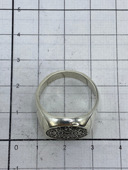 Anillo sobre fondo blanco mostrando el Quinto 925 y el acabado pulido