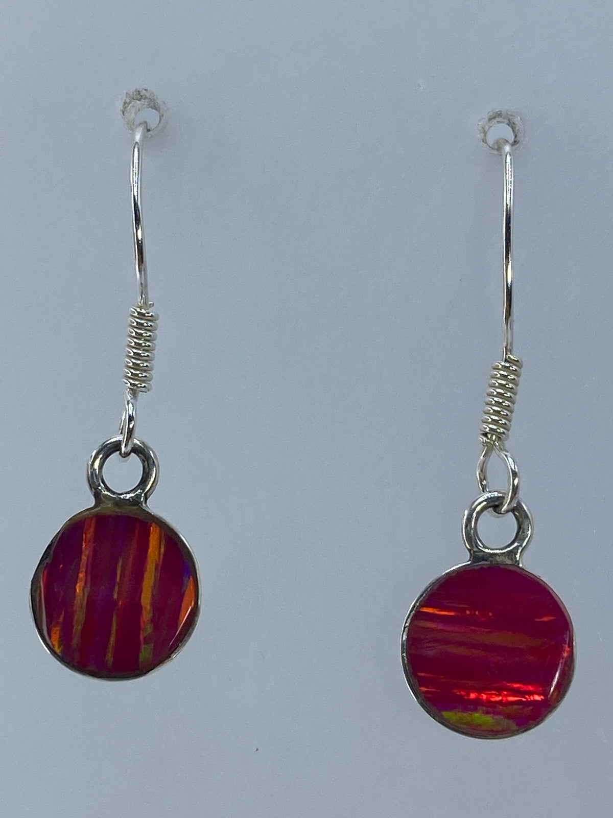 Aretes en la mano demostrando el tamaño de 2.7 cm