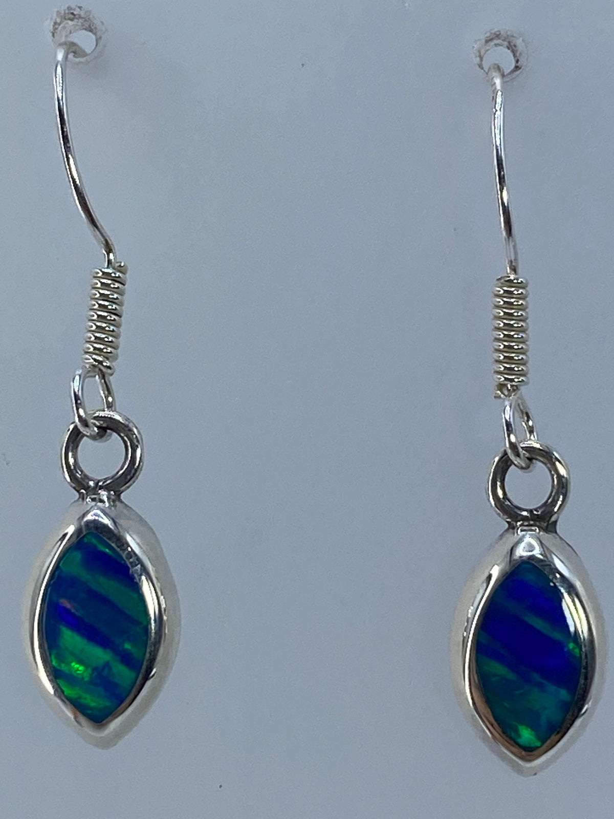 Comparación de medida: aretes de 3 cm junto a regla métrica