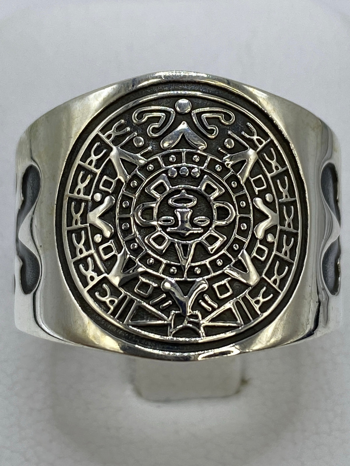 Anillo de plata repujado con Calendario Azteca visto desde arriba