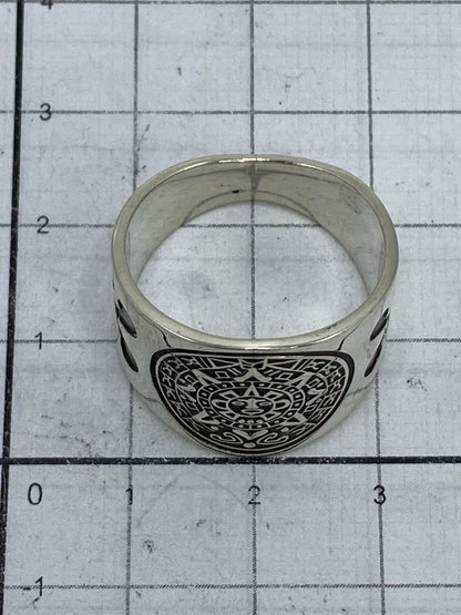 Anillo Calendario Azteca en dedo, mostrando cómo se ve puesto