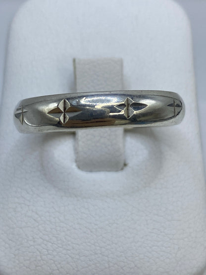 Anillo sobre superficie de medición en centímetros, vista superior