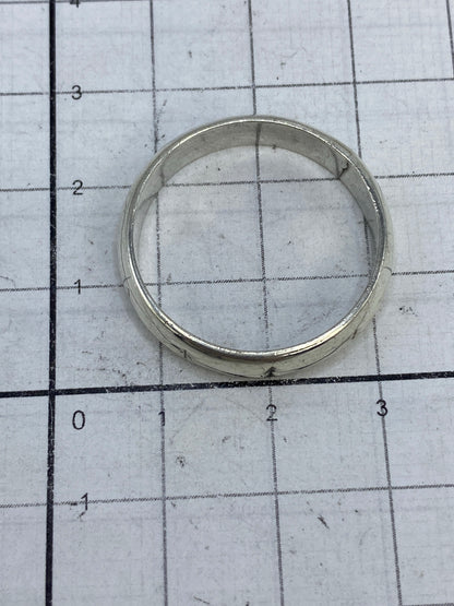Banda del anillo desde el interior, mostrando el acabado y la marca de autenticidad