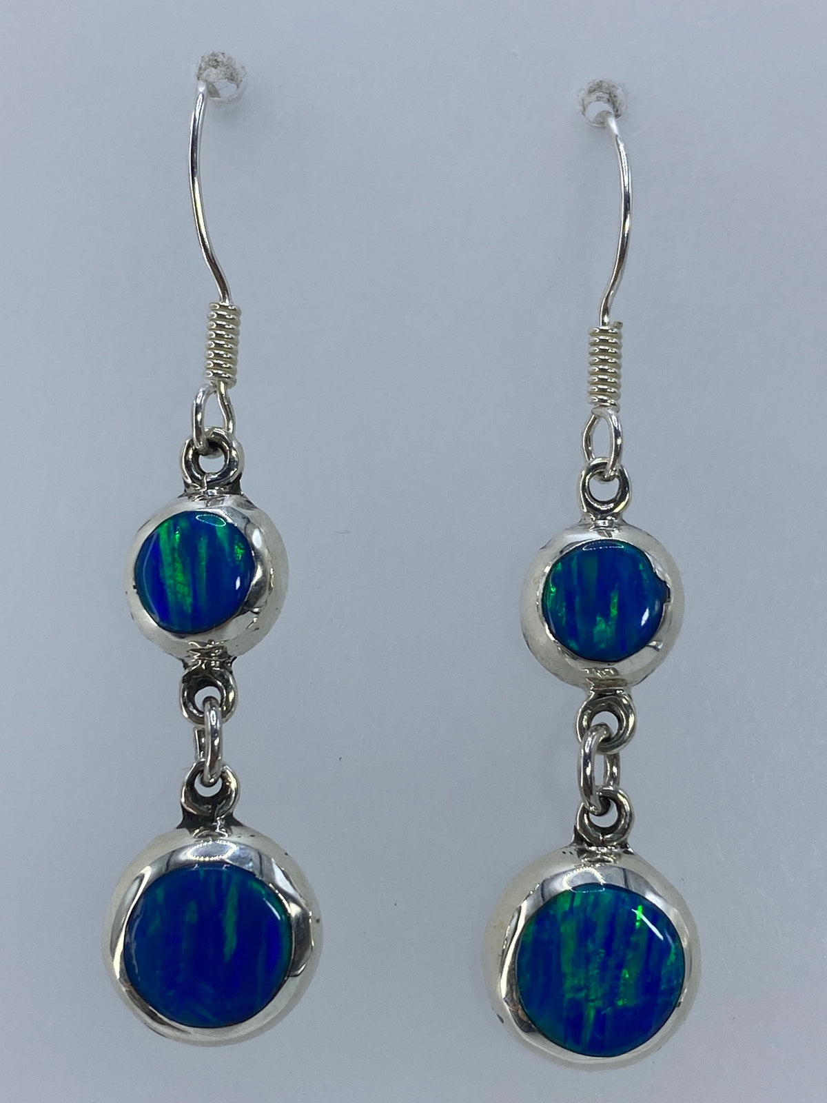 Par de aretes largos de 4.3 cm con piedras de ópalo de fuego tono verde olivo