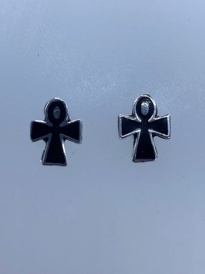 Par de aretes de cruz de plata 925 con esmalte negro sobre fondo blanco