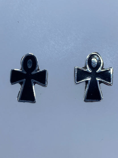 Detalle del esmalte negro y el acabado plateado de los aretes