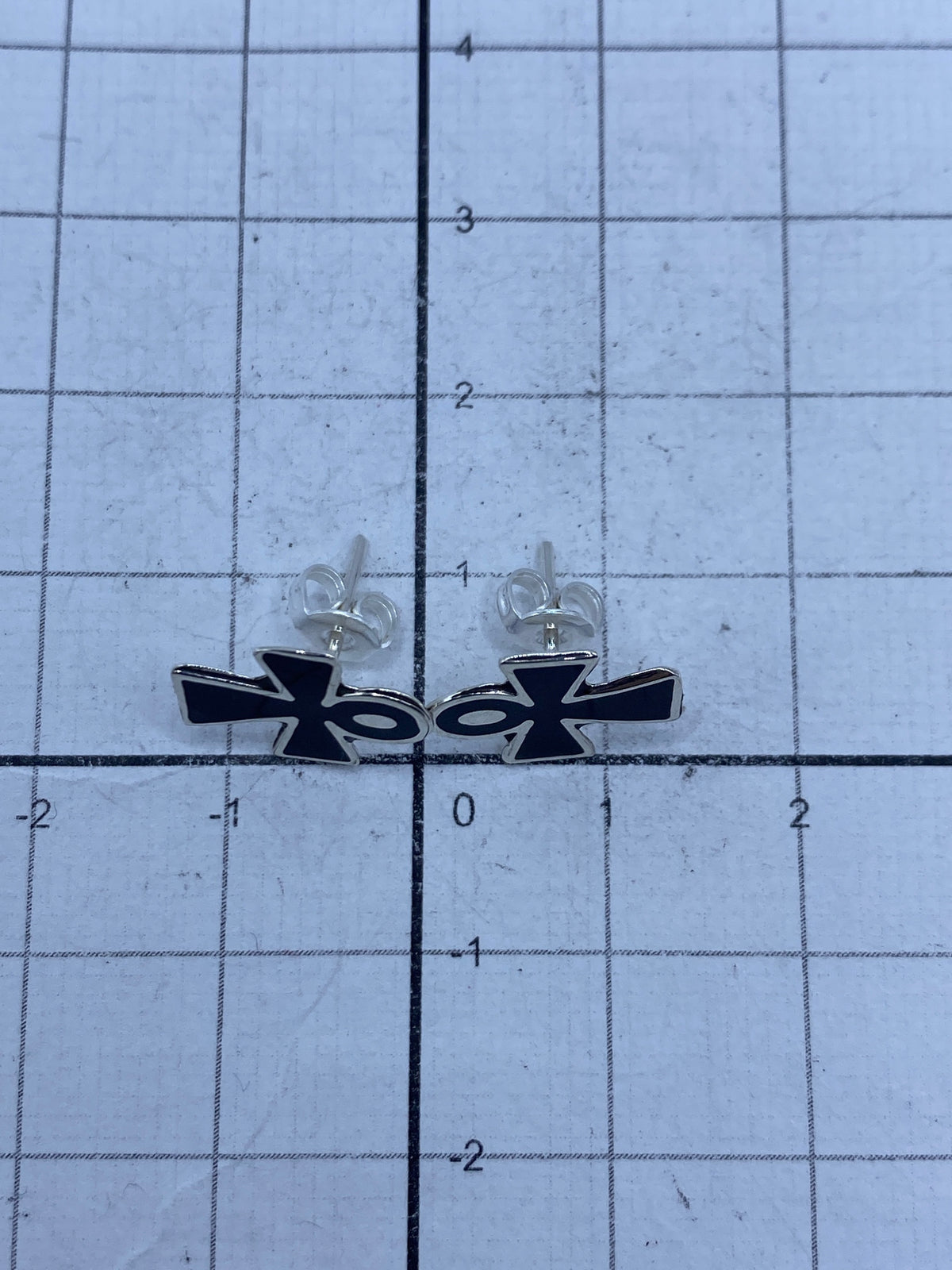 Aretes de cruz en escala de centímetro, mostrando tamaño compacto