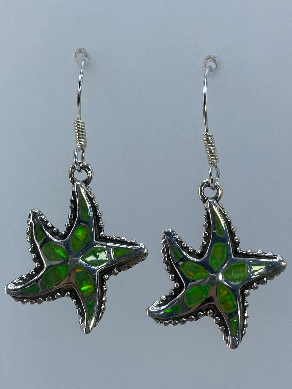 Par de aretes de plata en forma de estrella marina con ópalo de fuego verde olivo, colgando de gancho francés