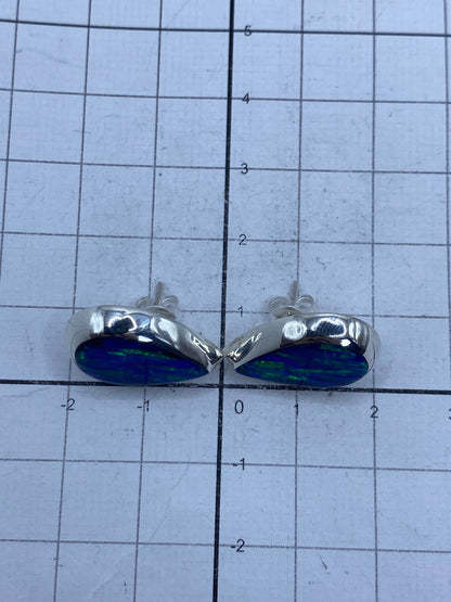 Aretes sobre fondo blanco mostrando el Quinto 925 en el reverso