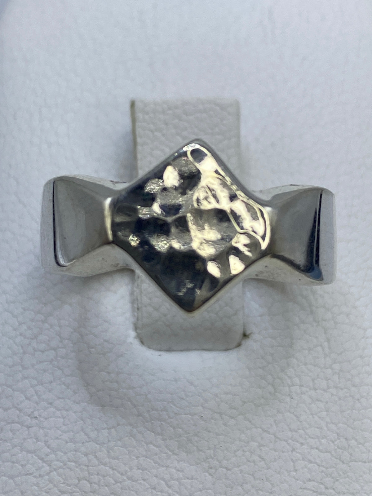 Anillo sobre fondo blanco visto desde arriba con la marca 925 visible en el interior