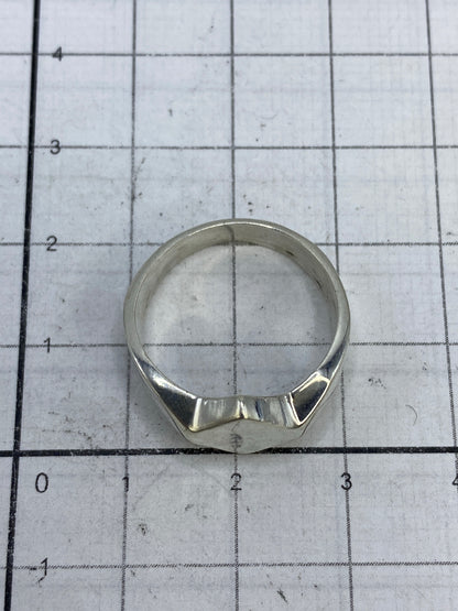 Anillo de plata en estuche azul de presentación, listo para regalar