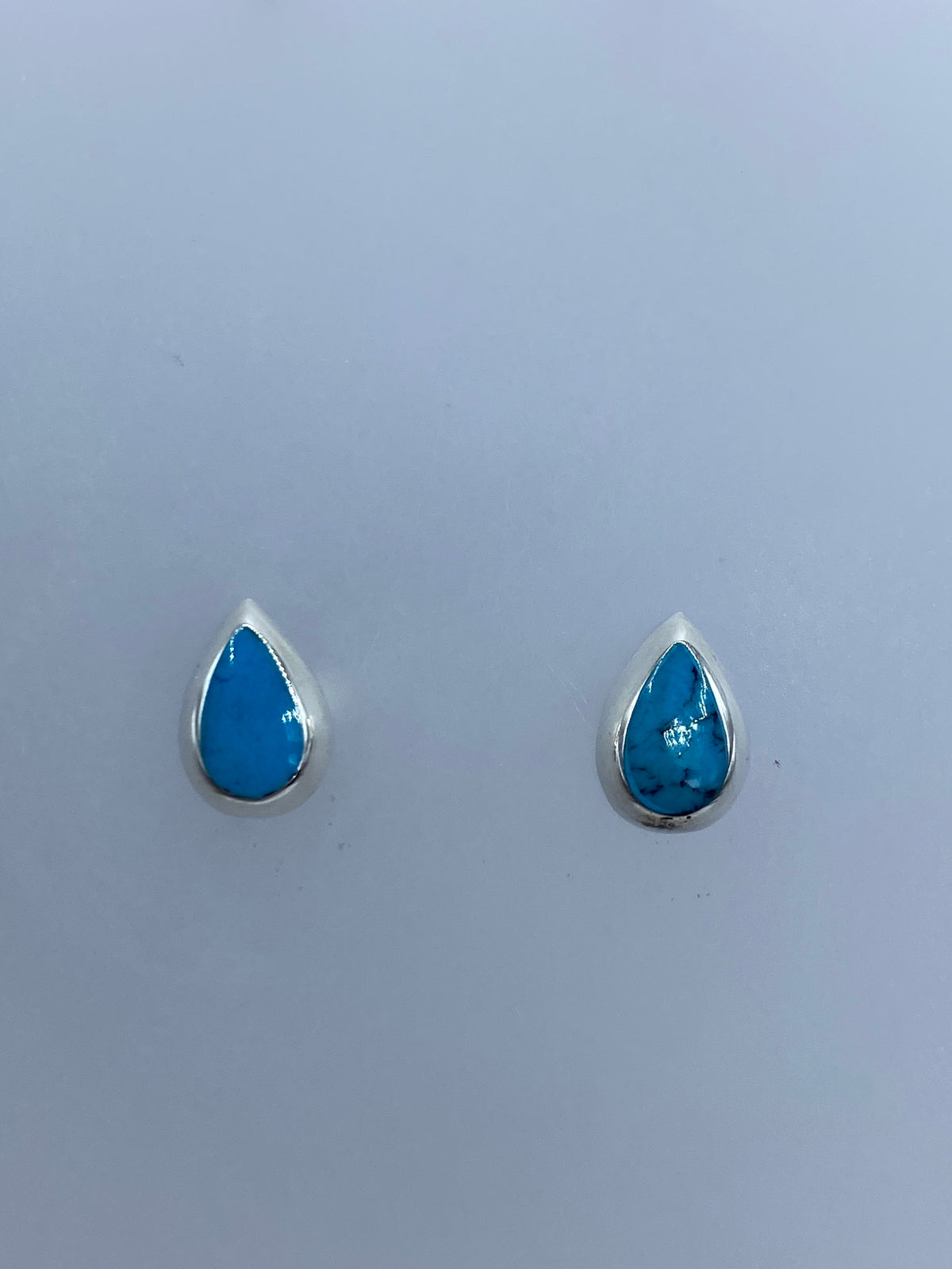 Aretes de plata 925 con turquesa azul engastada, vistos de frente
