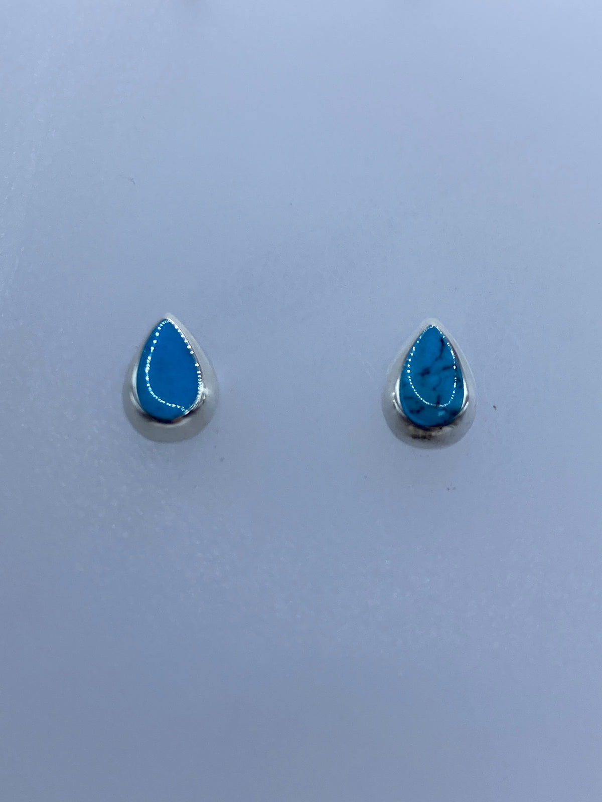 Detalle del engaste de turquesa azul en plata, vista lateral