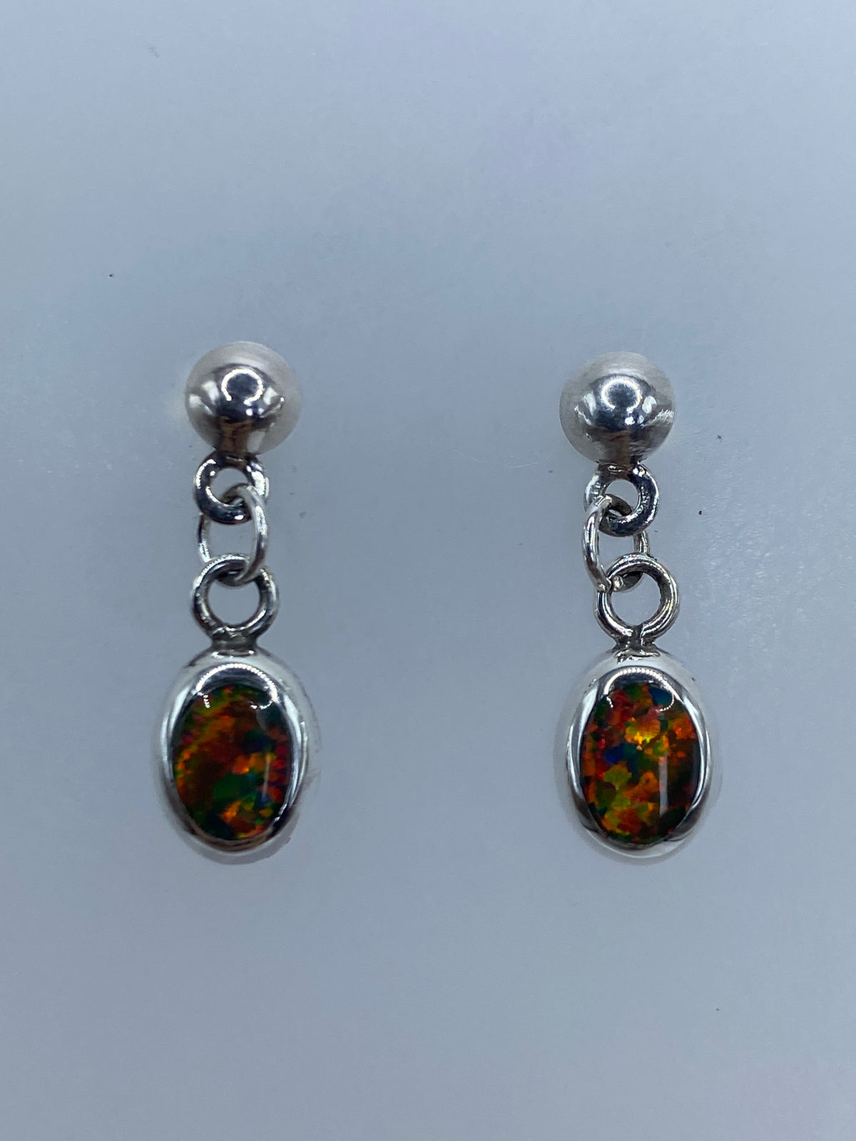 Par de aretes de plata 925 con ópalo de fuego multicolor, cierre poste