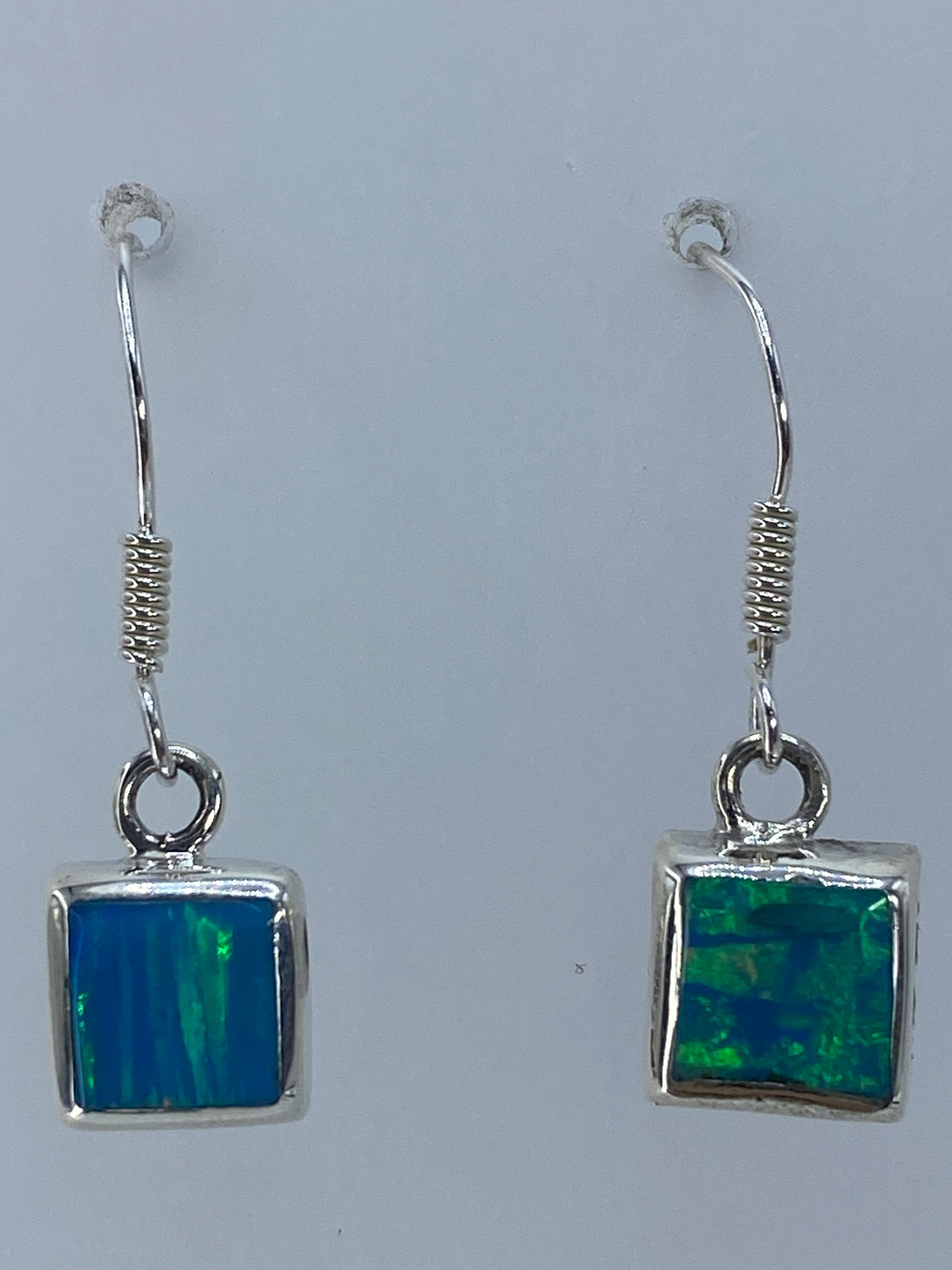 Aretes sobre escala: largo 2.7 cm por par, peso 1.53 g