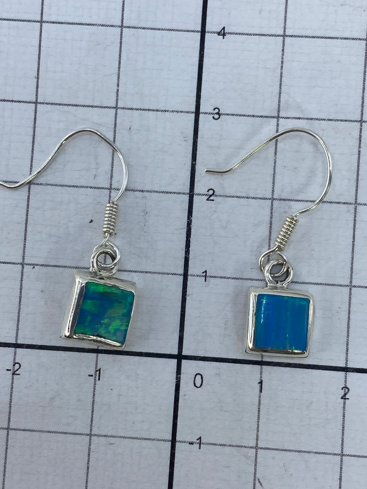 Reverso de los aretes mostrando el Quinto 925 en la plata