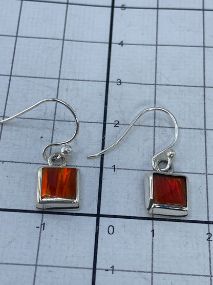 Aretes sobre fondo blanco con el sello de Quinto 950 visible