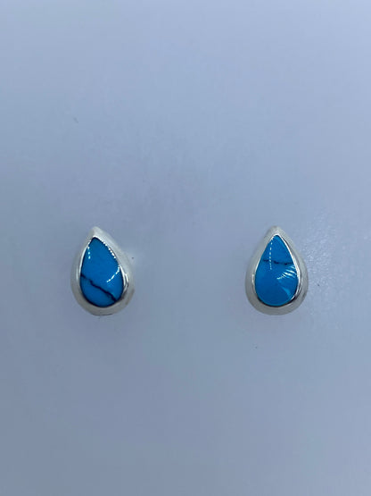 Par de aretes de plata con turquesa azul engastada, vista frontal
