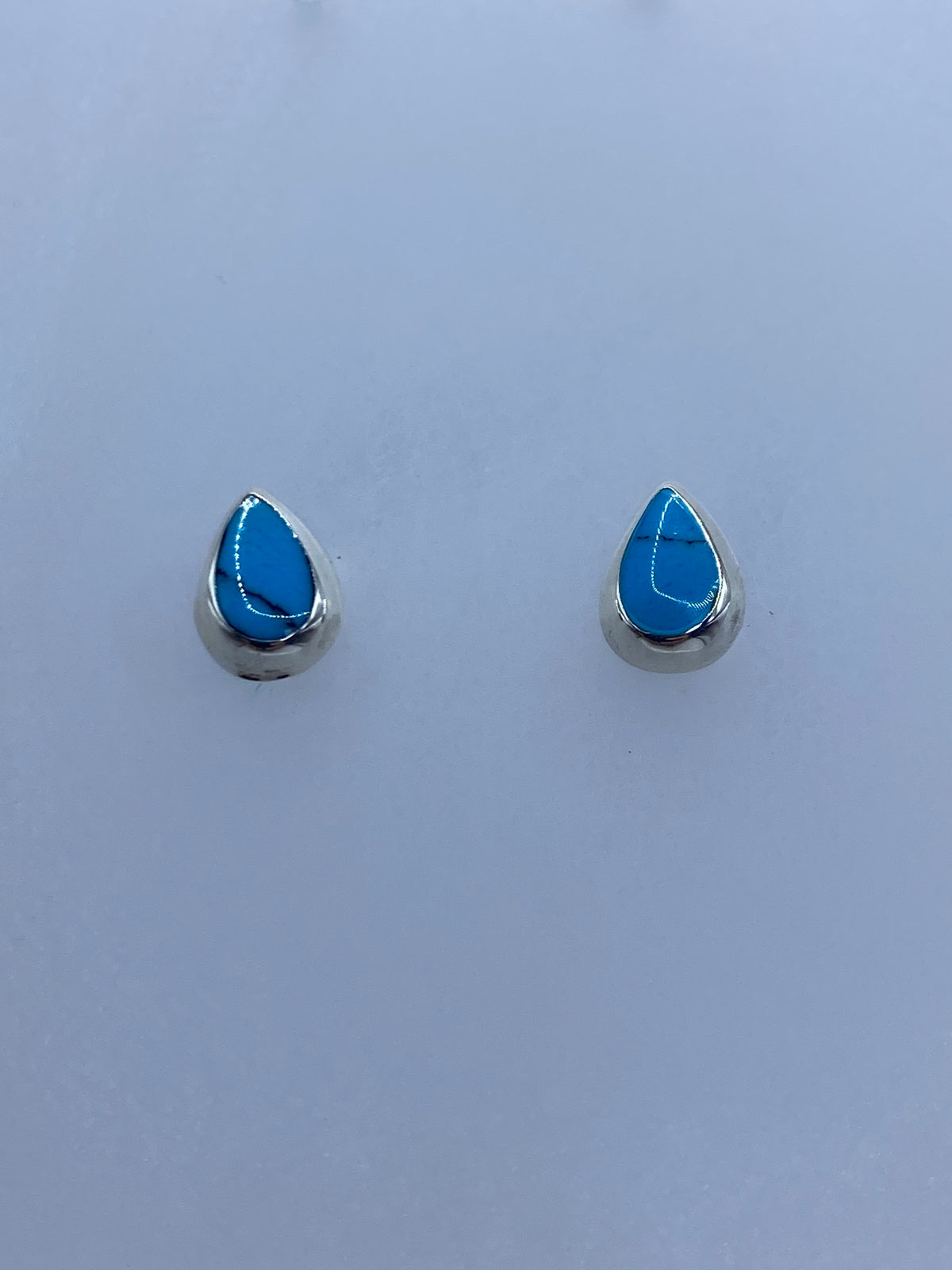 Detalle del engaste a mano de turquesa en plata 925