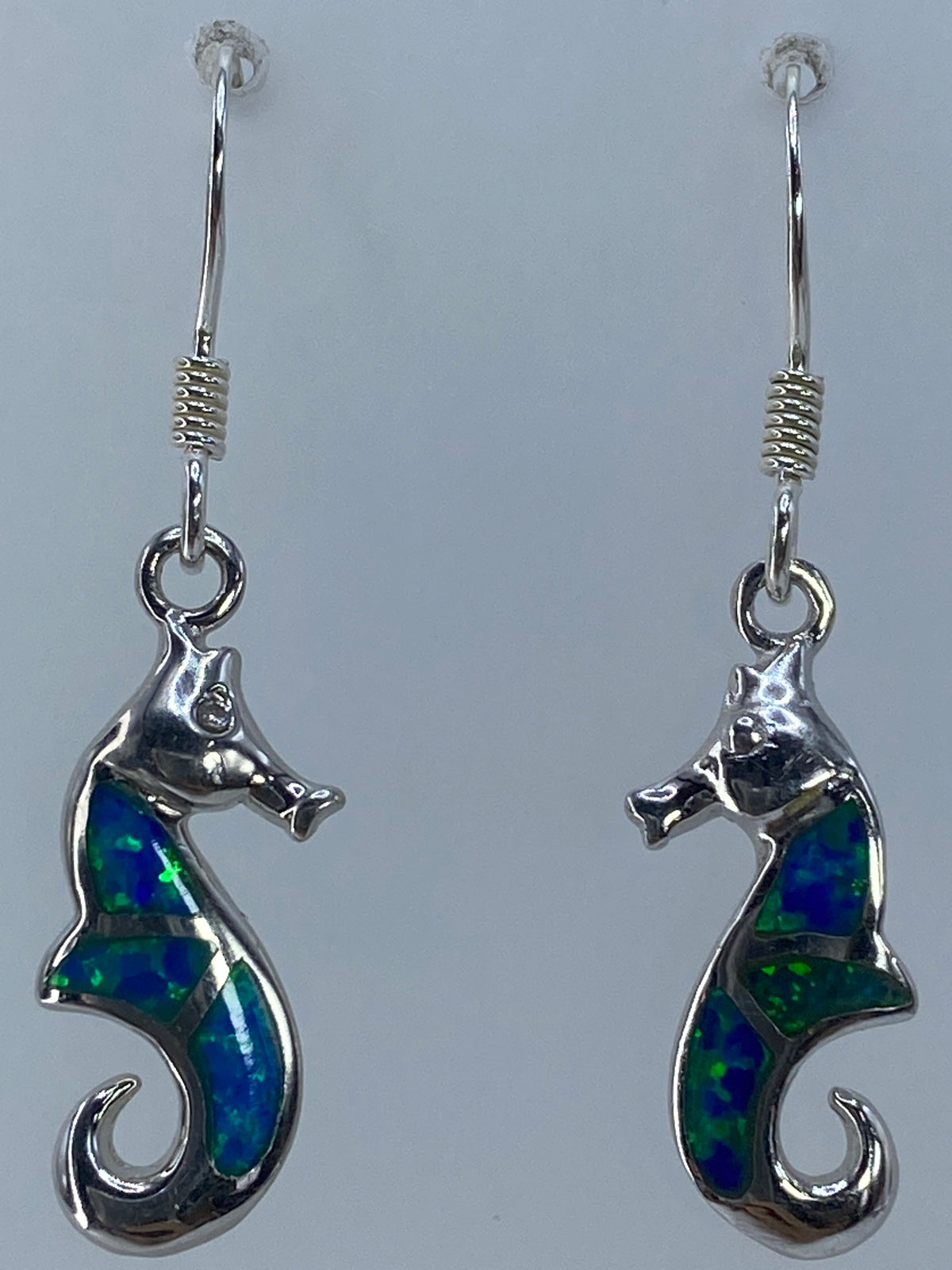 Aretes junto a regla mostrando largo de 3.7 cm
