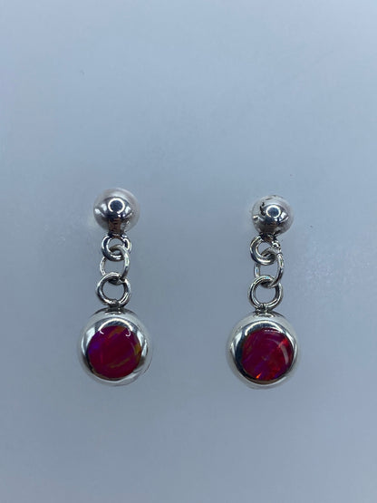 Par de aretes de plata con ópalo de fuego rosa, 2 cm, sobre fondo gris