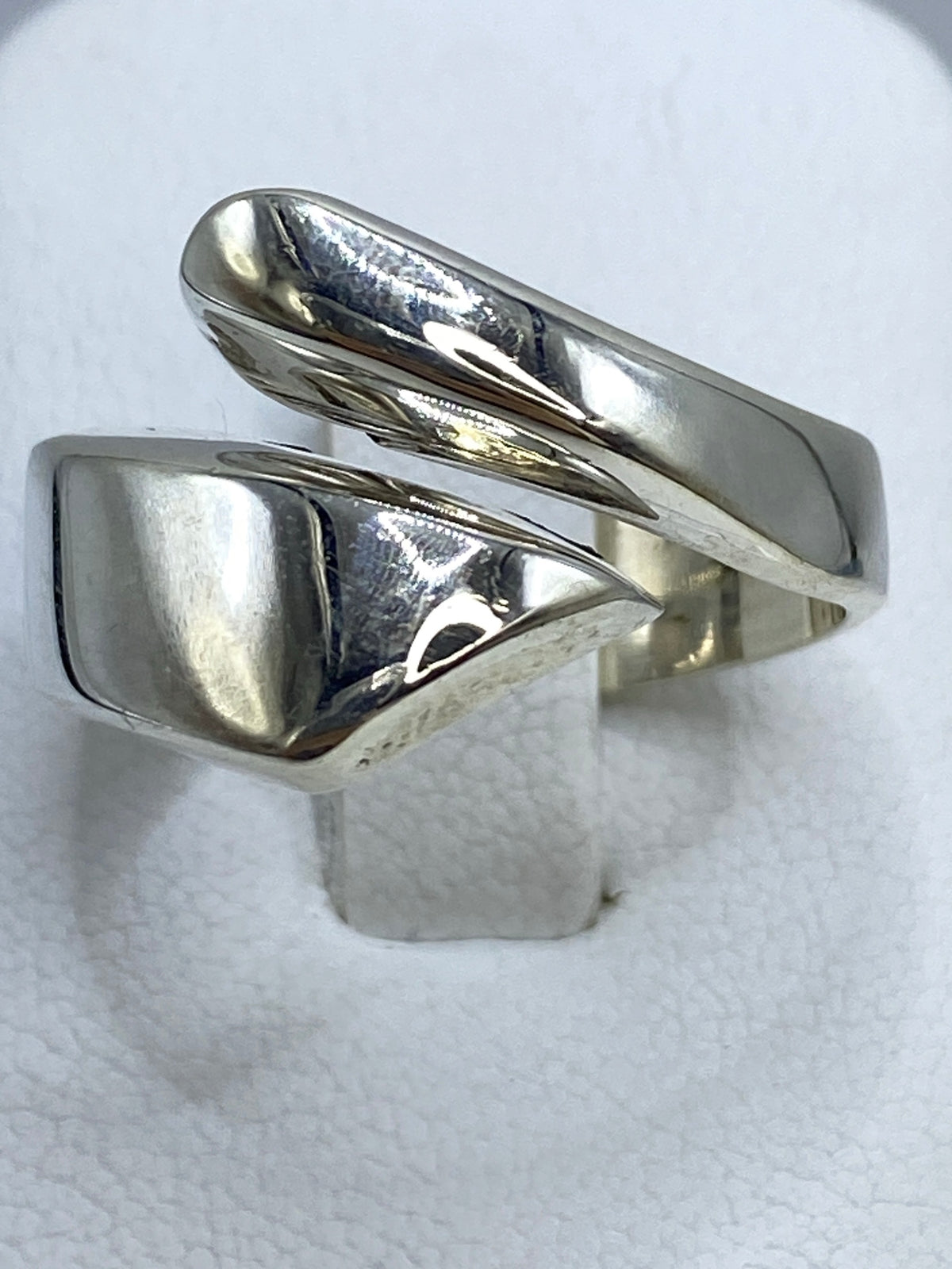 Anillo de plata 925 con repujado minimalista, talla 11, en mano de mujer