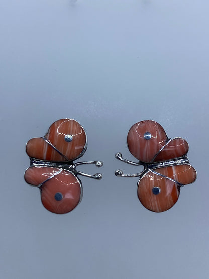 Par de aretes de plata 925 con coral rosa engastado, sobre fondo gris