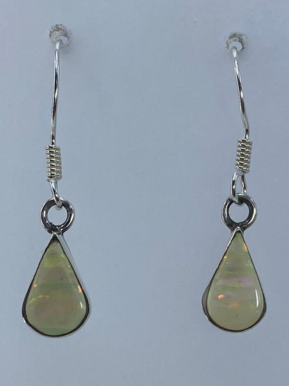 Par de aretes de plata con ópalo de fuego multicolor que refleja luz amarilla, naranja y roja