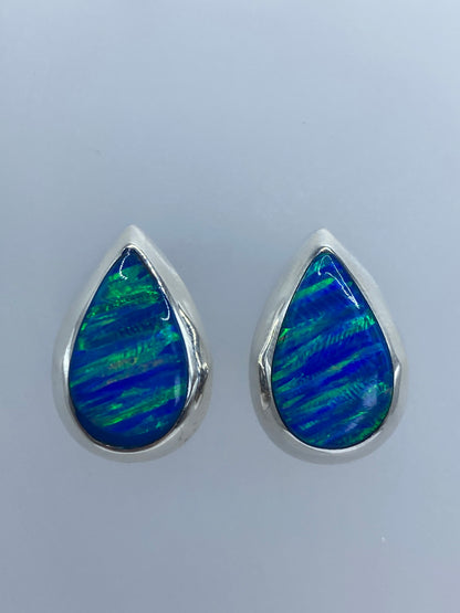 Par de aretes de plata en gota con ópalo de fuego azul engastado a mano