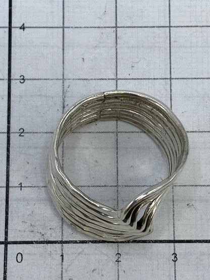 Anillo sobre fondo blanco mostrando el sello 925