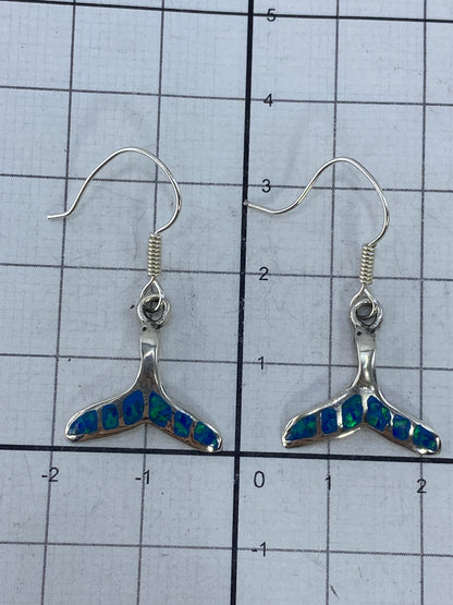 Aretes sobre fondo blanco con el Quinto 950 visible en el gancho