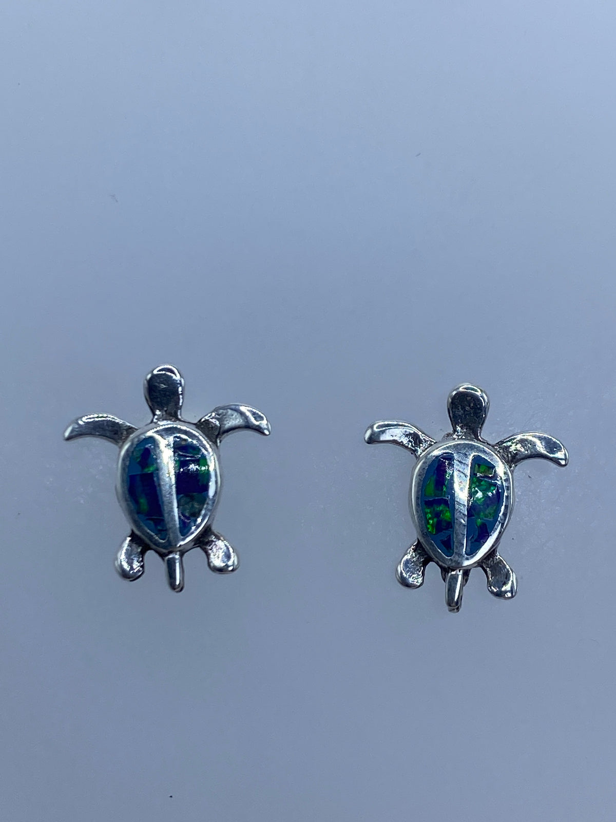 Aretes de tortuga marina en poste de plata con cierre de mariposa