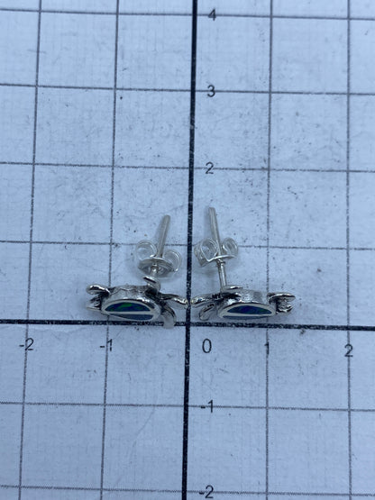 Aretes de Taxco de 1.2 cm medidos en regla, mostrando tamaño pequeño y delicado