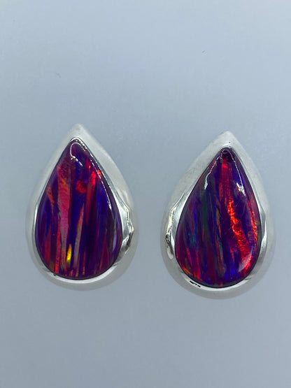 Detalle lateral de un arete mostrando la intensidad del color morado y los reflejos de fuego