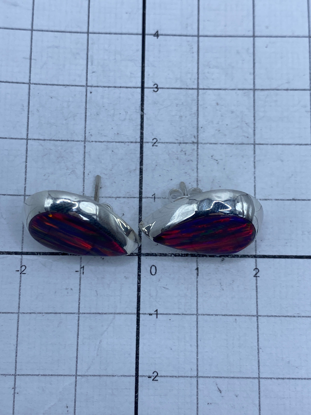 Reverso de los aretes con cierre de pernos de plata y marca de Quinto 925