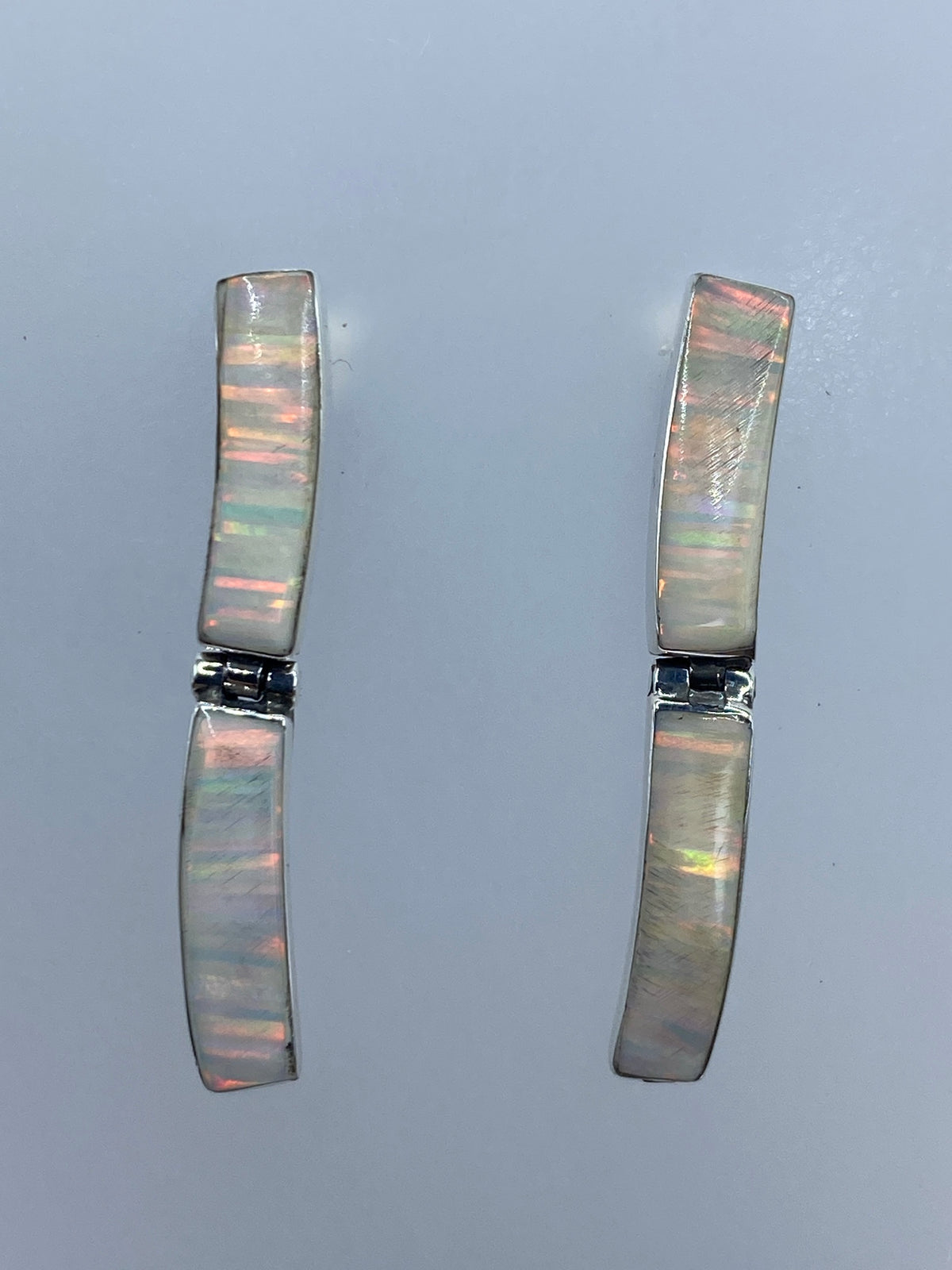 Aretes completos con poste de presión, vista frontal del par