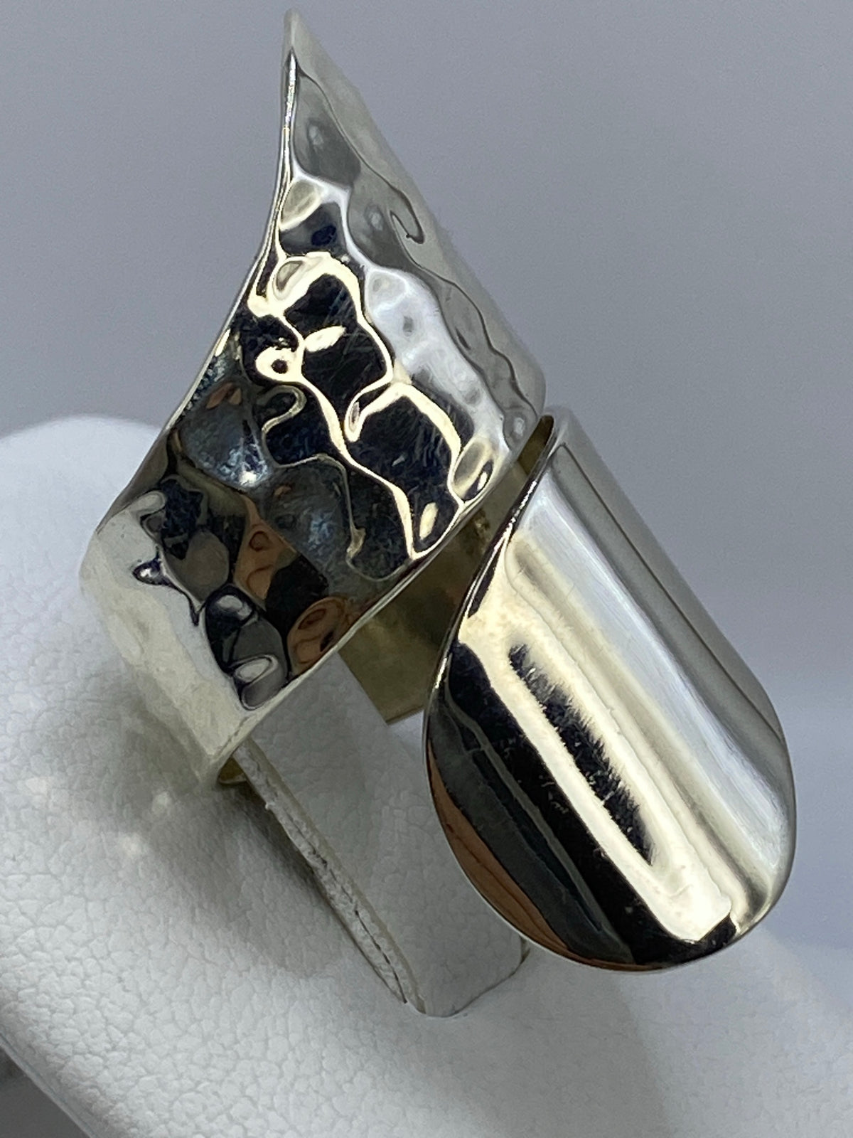 Anillo de plata 925 repujado en la mano, detalle del trabajo de relieve artesanal